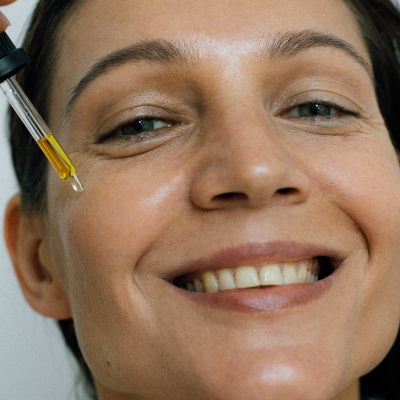 Jak pozbyć się zmarszczek pod oczami? Kosmetyczny lifting okolicy oka